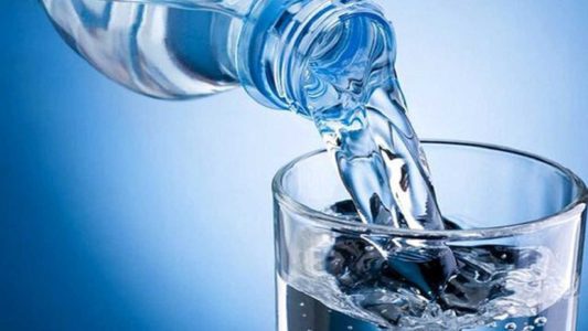 آیا نوشیدن آب زیاد پوست را شفاف می کند؟