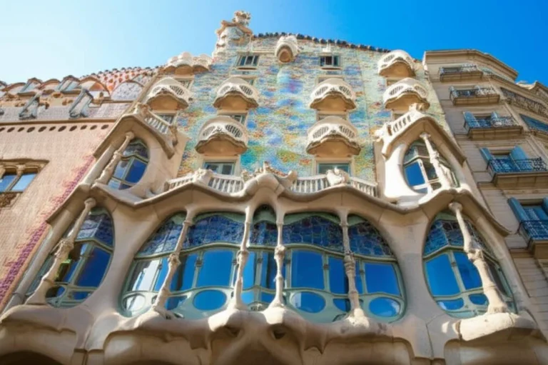 گردشگری قصر کازامیلا (Casa Milà) بارسلونا: شاهکار معماری گائودی