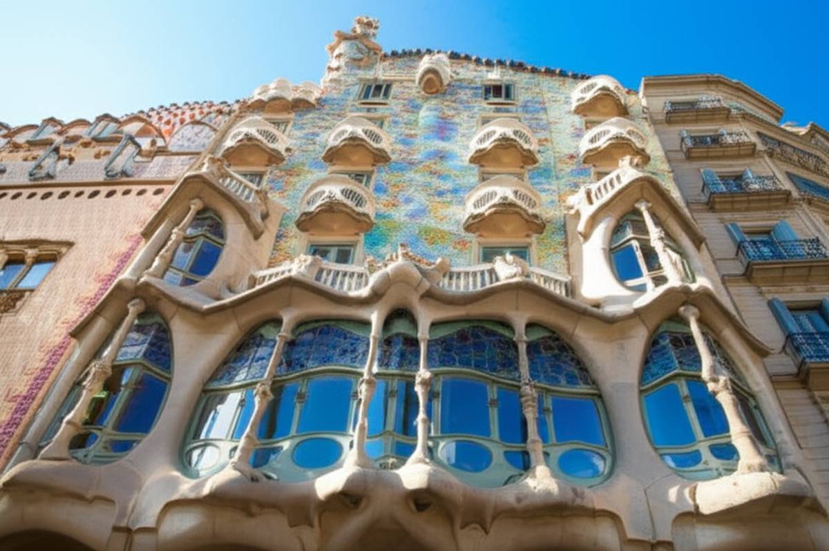 قصر کازامیلا (Casa Milà) بارسلونا: شاهکار معماری گائودی